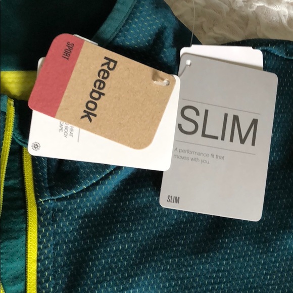 Reebok 1/4 zip Pullover - Picture 4 of 7